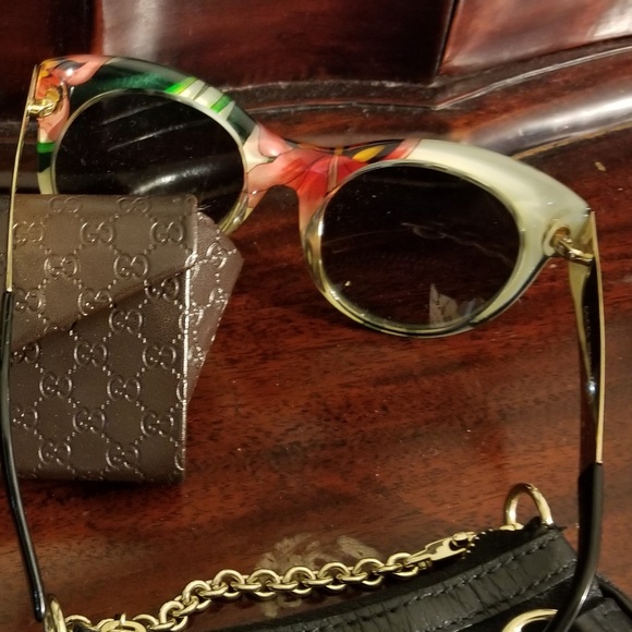 💥(SOLD)💥 GUCCI SHADES - Picture 2 of 5